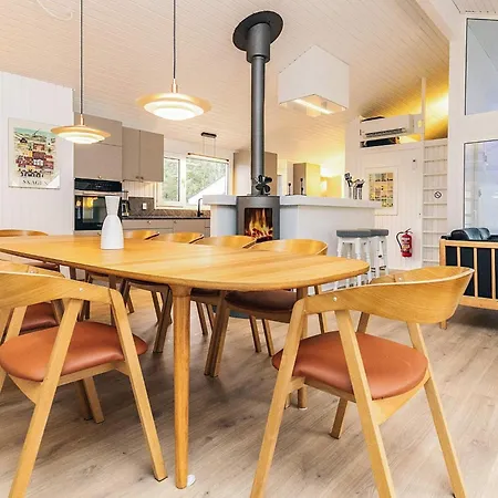 12 Person In Saltum-by Traum